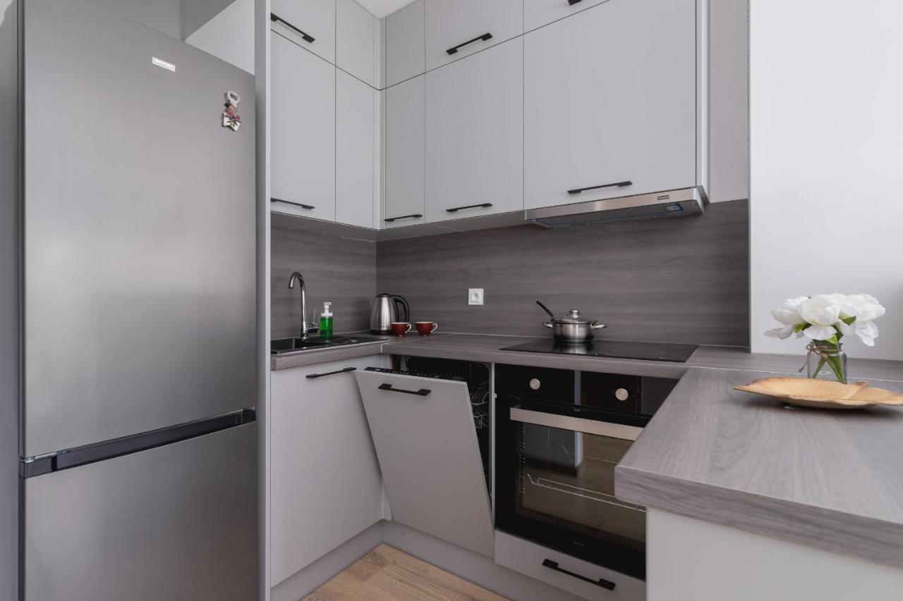 Family With Parking & Terrace By Renters *