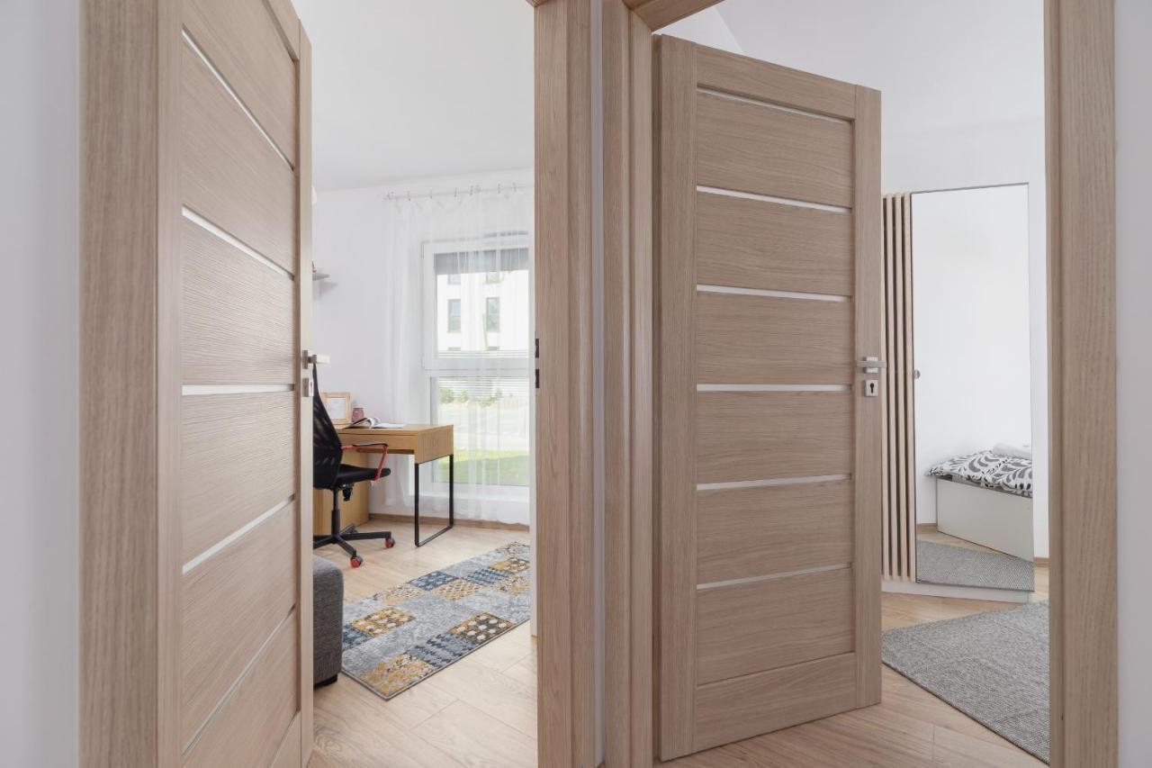 Family With Parking & Terrace By Renters Apartment *