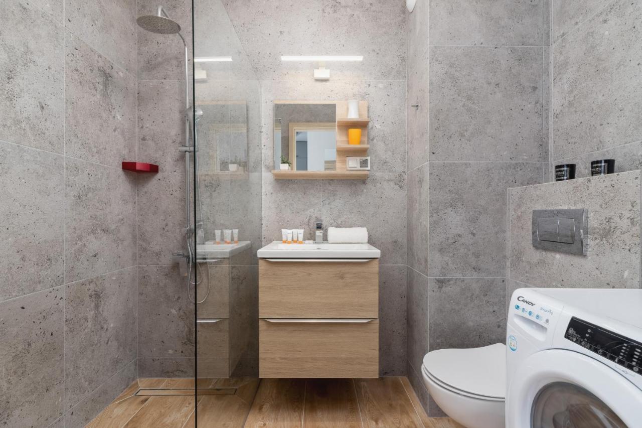 Family With Parking & Terrace By Renters Appartamento