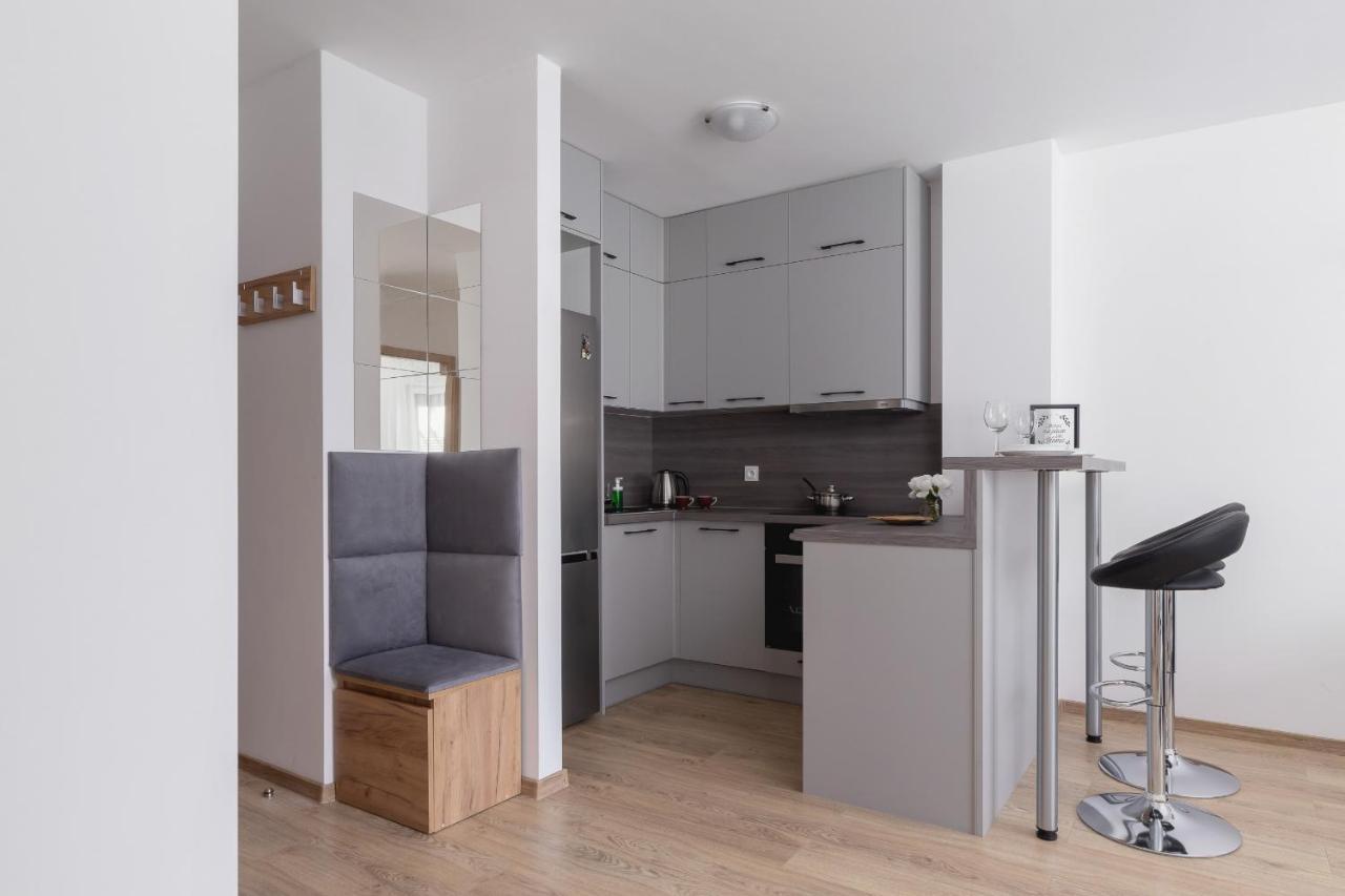 Family With Parking & Terrace By Renters Apartmán *